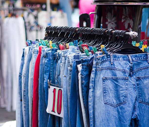 istock flea market, asia 152999180