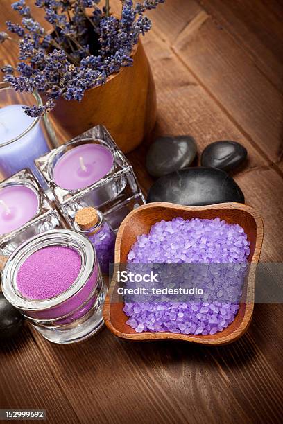 Foto de Tratamento Corporal De Lavanda Minerais e mais fotos de stock de Aromaterapia - Aromaterapia, Artigos de Toucador, Bem-estar