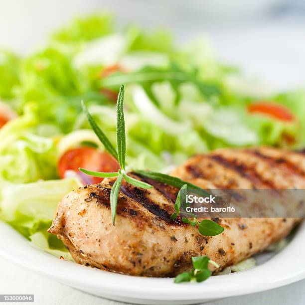 Pollo Alla Griglia Con Insalata Di Erbe E - Fotografie stock e altre immagini di Alimentazione sana - Alimentazione sana, Alla griglia, Antipasto