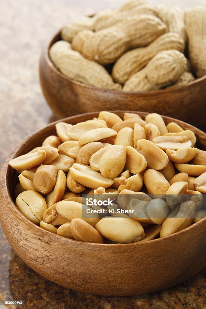 Cacahuètes dans des bols en bois - Photo de Aliment libre de droits