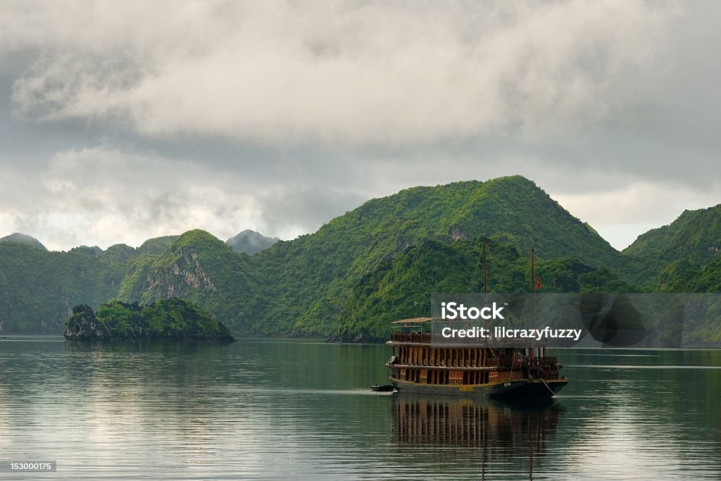 Traditionelle vietnamesische Dschunke in der Halong-Bucht - Lizenzfrei Asien Stock-Foto