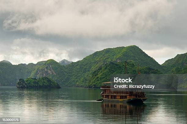 Tradicional Vietnamita Junk Na Baía Halong - Fotografias de stock e mais imagens de Ao Ar Livre - Ao Ar Livre, Azul Turquesa, Baía