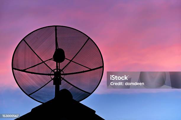 衛星通信用アンテナシルエットで屋根の上の夜の空 - Sendのストックフォトや画像を多数ご用意 - Send, つながり, アンテナ