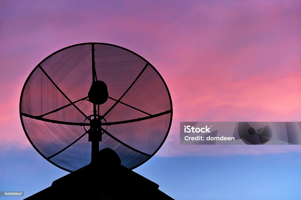 Antena Parabólica silhueta no telhado no céu à noite. - Royalty-free Antena - Equipamento de Telecomunicações Foto de stock