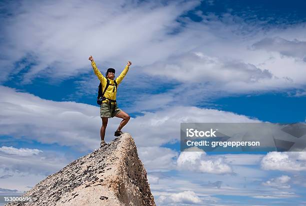 Wanderer Auf Dem Gipfel Stockfoto und mehr Bilder von Felsklettern - Felsklettern, Abenteuer, Abgeschiedenheit