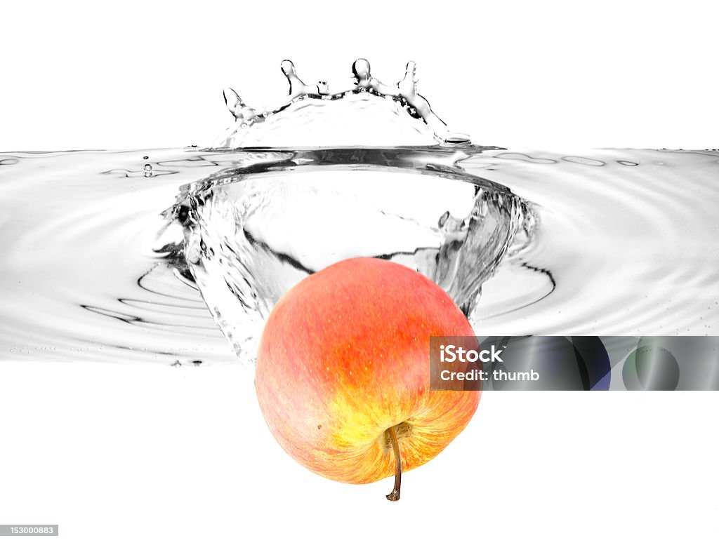 Pomme rouge tombant dans l'eau - Photo de Aliment libre de droits