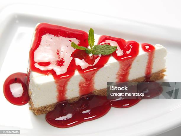 Torta Di Formaggio Con Salsa Di Fragole - Fotografie stock e altre immagini di Torta di ricotta alla fragola - Torta di ricotta alla fragola, Cibo, Close-up