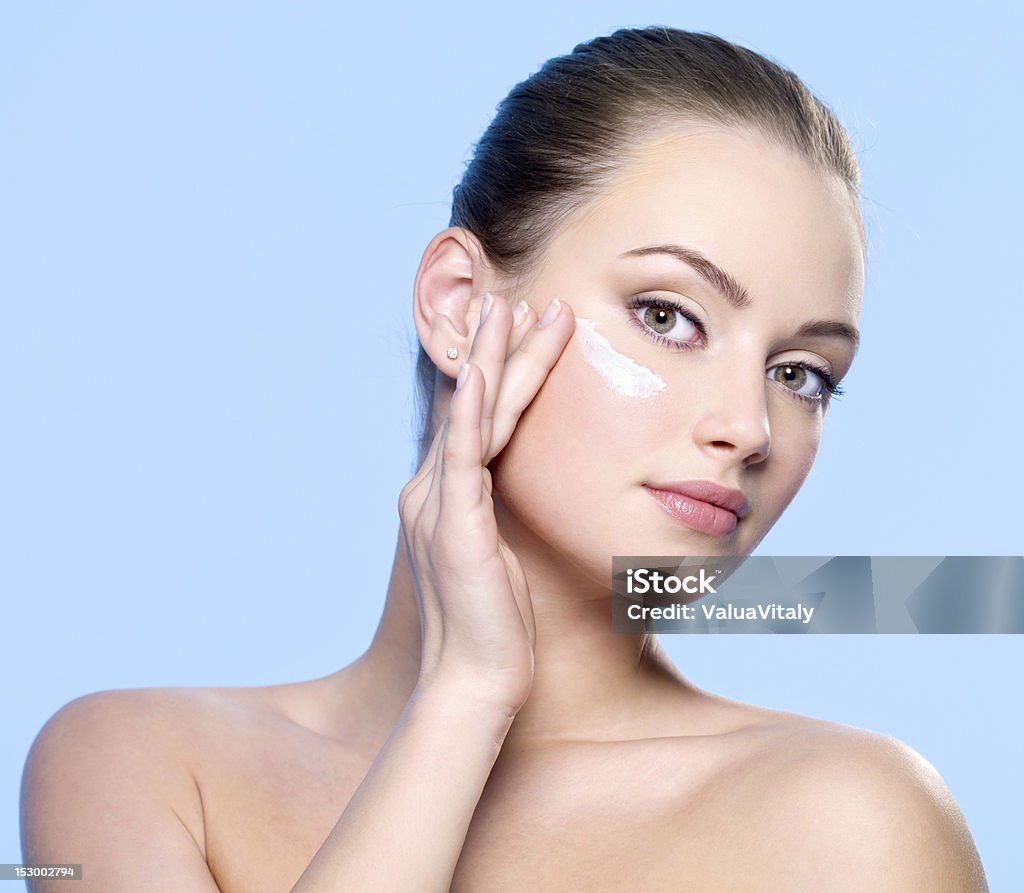 Femme appliquer la crème sur le visage de vos yeux - Photo de Crème hydratante libre de droits