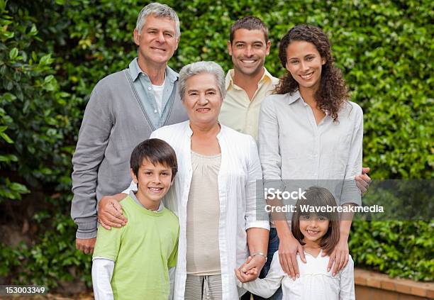 Glückliche Familie Blick In Die Kamera Stockfoto und mehr Bilder von Aktiver Senior - Aktiver Senior, Alter Erwachsener, Blick in die Kamera