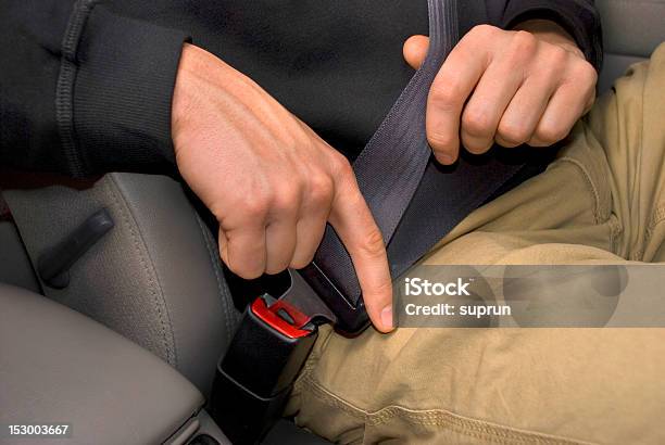 Buckling Um Carro Cinto De Segurança De - Fotografias de stock e mais imagens de Adulto - Adulto, Apertar, Carro