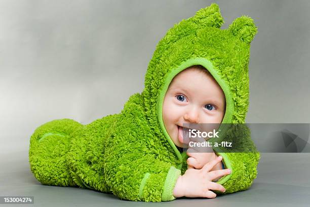 Bebé En Un Disfraz Rana Foto de stock y más banco de imágenes de Acostado - Acostado, Amor - Sentimiento, Bajo - Estatura humana