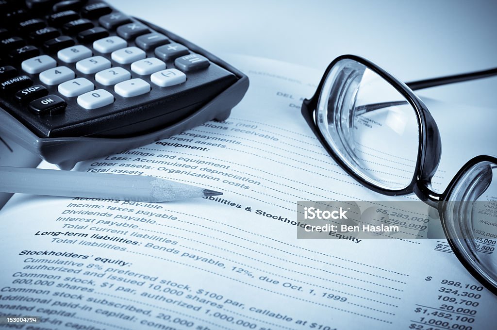 Olho óculos em uma contabilidade livro com lápis e calculadora - Royalty-free Analisar Foto de stock