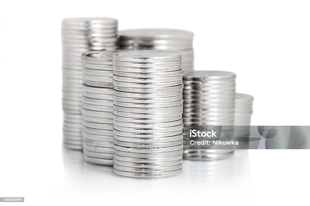 Pila di monete d'argento isolato su bianco - Foto stock royalty-free di Moneta