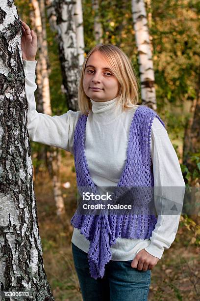 Menina De Pé - Fotografias de stock e mais imagens de Adolescente - Adolescente, Adulto, Arte e Artesanato - Arte visual