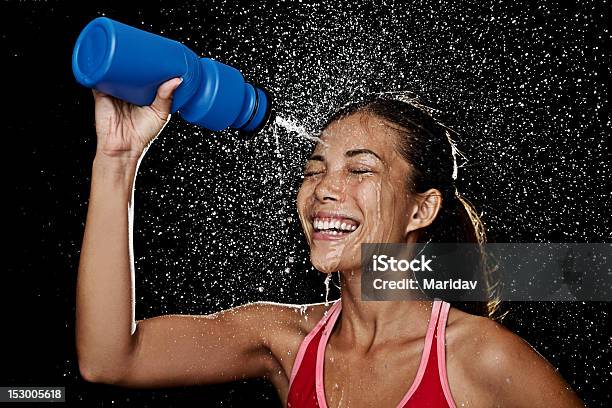フィットネスランナー女性飲む - 水のストックフォトや画像を多数ご用意 - 水, スポーツ, 人の顔
