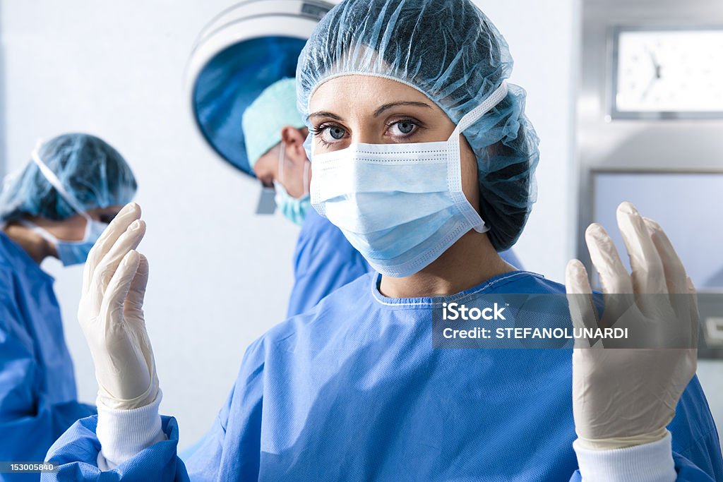 Портрет женщина хирурга - Стоковые фото Поднятые вверх руки роялти-фри