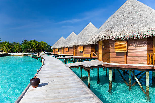 maldive. mucchi villa sull'acqua - isole maldive foto e immagini stock