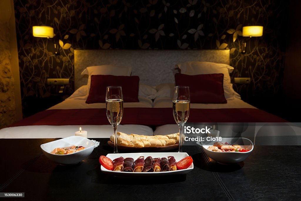 Cena con champán en el dormitorio - Foto de stock de Dormitorio - Habitación libre de derechos