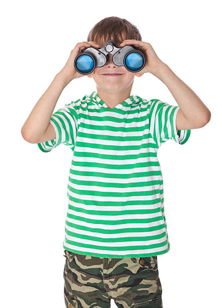 chłopiec trzyma lornetki - discovery binoculars boy scout searching zdjęcia i obrazy z banku zdjęć