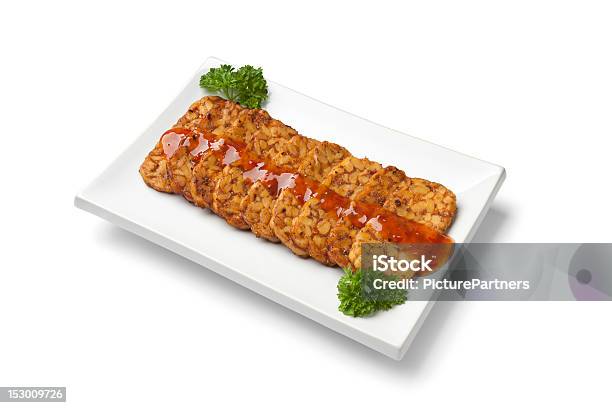 Fatiado Tempeh Frito Com Molho De Chili - Fotografias de stock e mais imagens de Alimentação Saudável - Alimentação Saudável, Comida alemã, Comida salgada
