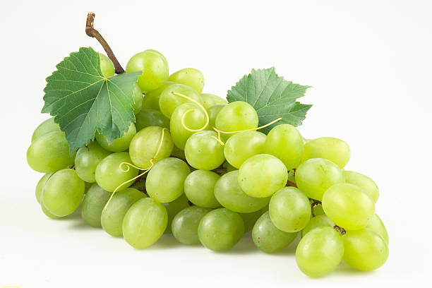 uvas con verdes frescas hojas. aislado sobre blanco - uva fotografías e imágenes de stock