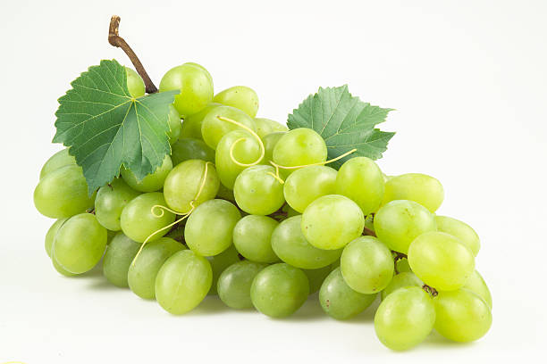 uvas com folhas verdes frescas. isolada no branco - grape - fotografias e filmes do acervo