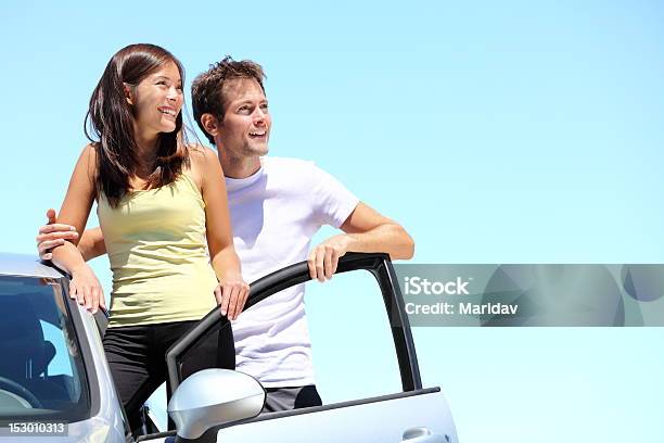 Pareja Feliz Con Auto Foto de stock y más banco de imágenes de Horizonte - Horizonte, Parejas, Escena rural