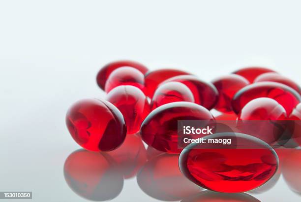 Vermelho Gel Cápsulas - Fotografias de stock e mais imagens de Cápsula - Cápsula, Vermelho, Comprimido