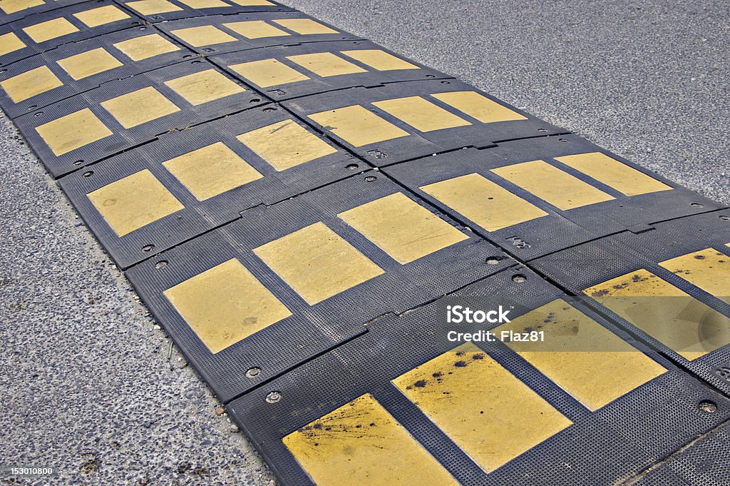Czarny, żółty Diagonal Road Bump - Zbiór zdjęć royalty-free (Asfalt)