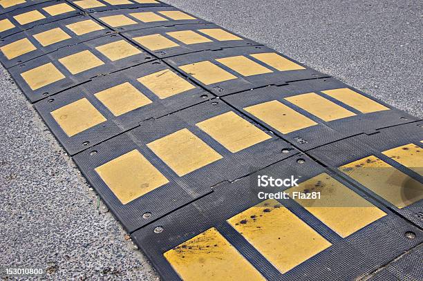 Czarny Żółty Diagonal Road Bump - zdjęcia stockowe i więcej obrazów Asfalt - Asfalt, Bez ludzi, Czarny kolor