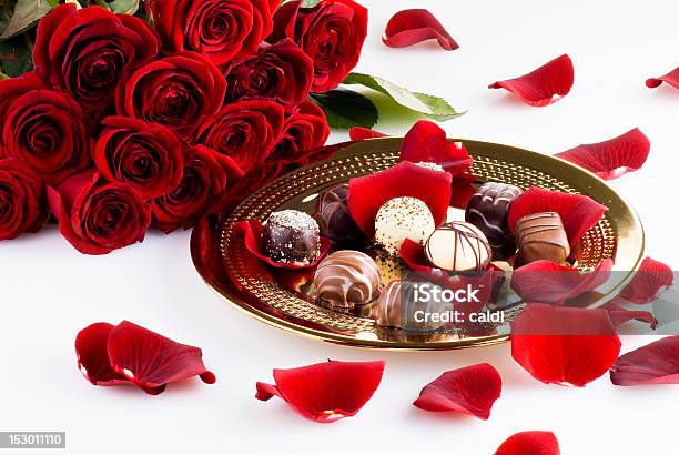 Chocolates E Rosas - Fotografias de stock e mais imagens de Amor - Amor, Bouquet, Chocolate