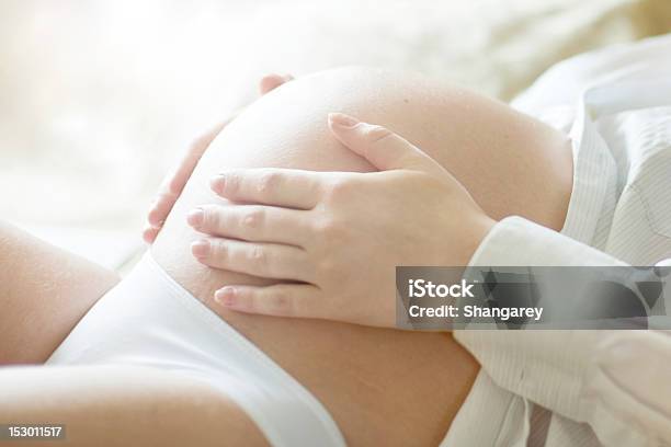 Беременная Женщина Держит Ее — стоковые фотографии и другие картинки Беременная - Беременная, Взрослый, Горизонтальный