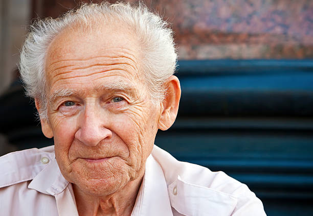 senior hombre alegre - hombres mayores fotografías e imágenes de stock