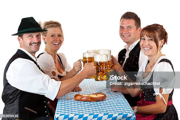Photo libre de droit de Bavarian Hommes Et Femmes Portez Un Toast Avec Chope De Bière Oktoberfest banque d'images et plus d'images libres de droit de Allemagne