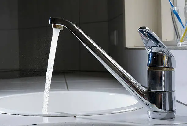 Water is floating from a tap in the kitchen