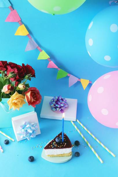 gâteau d’anniversaire avec bougies, fleurs, ballons et coffret cadeau sur fond bleu - gelatin dessert blueberry blue dessert photos et images de collection