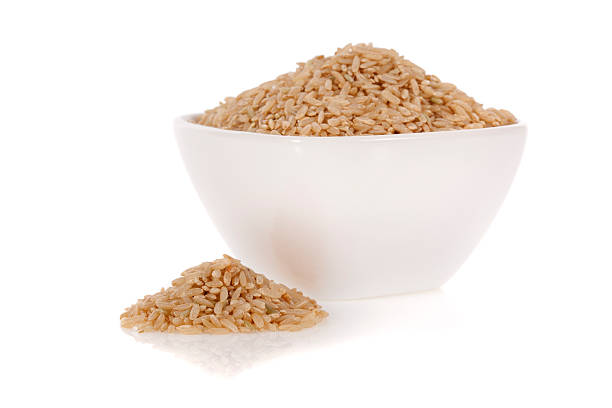 ryż brązowy na białym tle - brown rice rice heap brown zdjęcia i obrazy z banku zdjęć