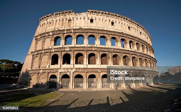 Il Colosseo Roma - Fotografie stock e altre immagini di Cielo sereno - Cielo sereno, Colosseo, Ambientazione esterna