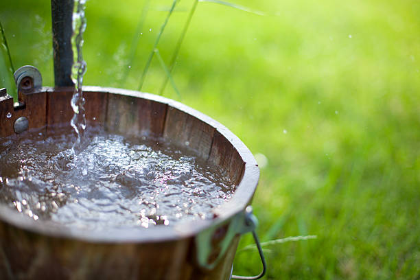 eimer gut wasser - überquellen stock-fotos und bilder