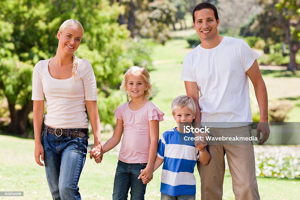 Adorable famille dans le parc - Photo de Adulte libre de droits