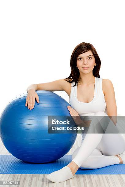 Kobiety Z Piłka Fitness - zdjęcia stockowe i więcej obrazów Aktywny tryb życia - Aktywny tryb życia, Biały, Ciało ludzkie