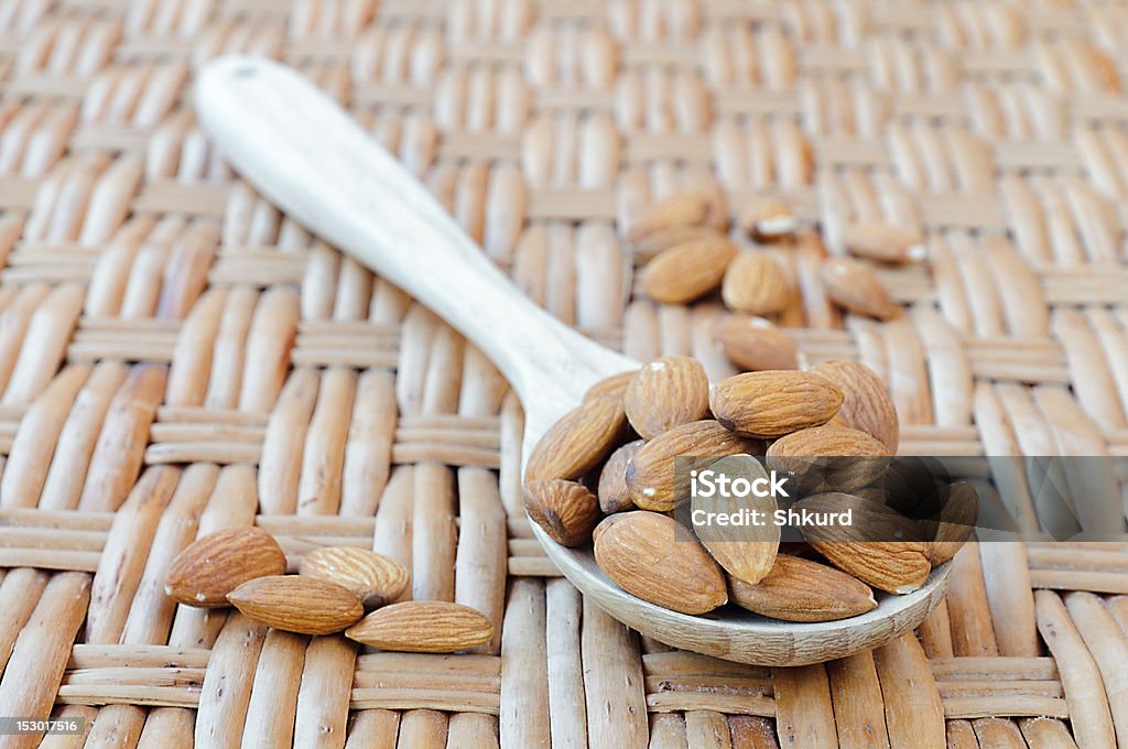 almond sobre la cuchara - Foto de stock de Alimento libre de derechos