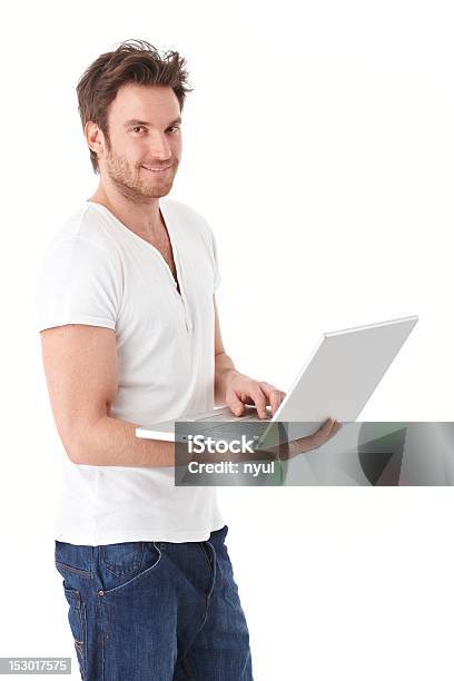 젊은 남자 인터넷 인터넷 랩탑형 미소 20-29세에 대한 스톡 사진 및 기타 이미지 - 20-29세, 25-29세, T 셔츠