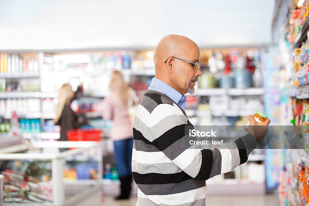 Homem maduro fazer compras no supermercado - Royalty-free Homens Foto de stock