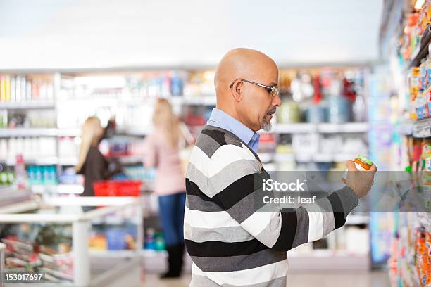 Homem Maduro Fazer Compras No Supermercado - Fotografias de stock e mais imagens de Homens - Homens, Supermercado, 50-54 anos