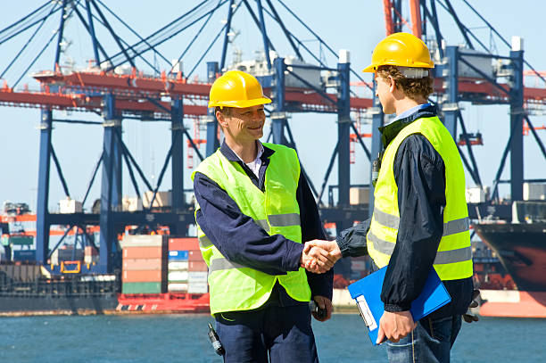 dos dockers - industrial ship dock worker engineer harbor fotografías e imágenes de stock