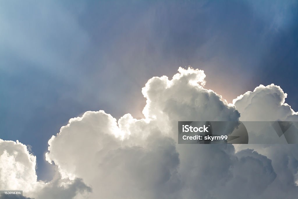 Sonne hinter Wolken scheint von - Lizenzfrei Blau Stock-Foto