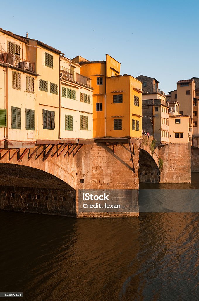 Folle di turisti di visitare il Ponte Vecchio a Firenze - Foto stock royalty-free di Ambientazione esterna