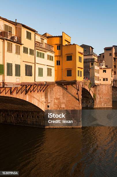 Folle Di Turisti Di Visitare Il Ponte Vecchio A Firenze - Fotografie stock e altre immagini di Ambientazione esterna