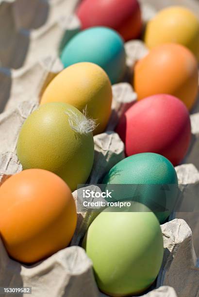 Caja De Pasch De Huevos Foto de stock y más banco de imágenes de Aislado - Aislado, Alimento, Amarillo - Color